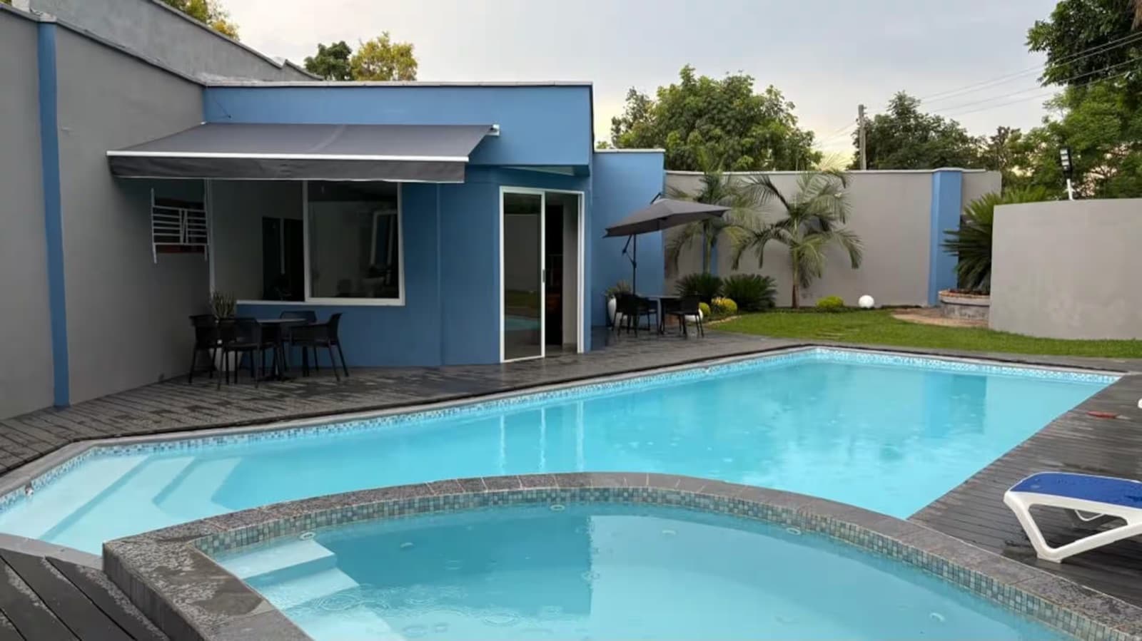 A MaMoyo Suites studio with lounge, dining table and kitchenette